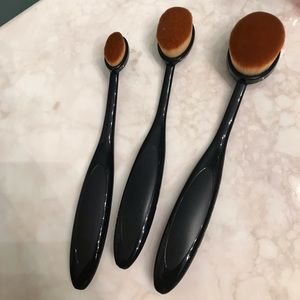 Set of 3 oval makeup brushes
